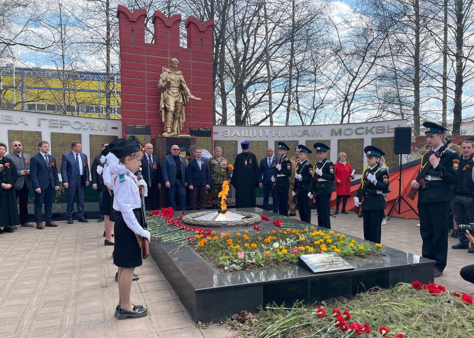 Лобня: депутат СРЗП принял участие в зажжении Вечного Огня | 06.05.2022 |  Подмосковье - БезФормата