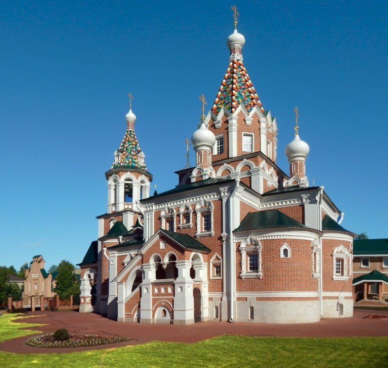 Подмосковные церкви. Церковь Спаса Всемилостивого в Дмитрове. Спасская Церковь (Дмитров). Спасский храм город Дмитров. Храм Дмитров Ковригинское шоссе.