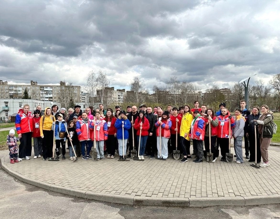 Сергиев Посад: партийцы провели субботник и высадили деревья | 04.05.2024 |  Подмосковье - БезФормата